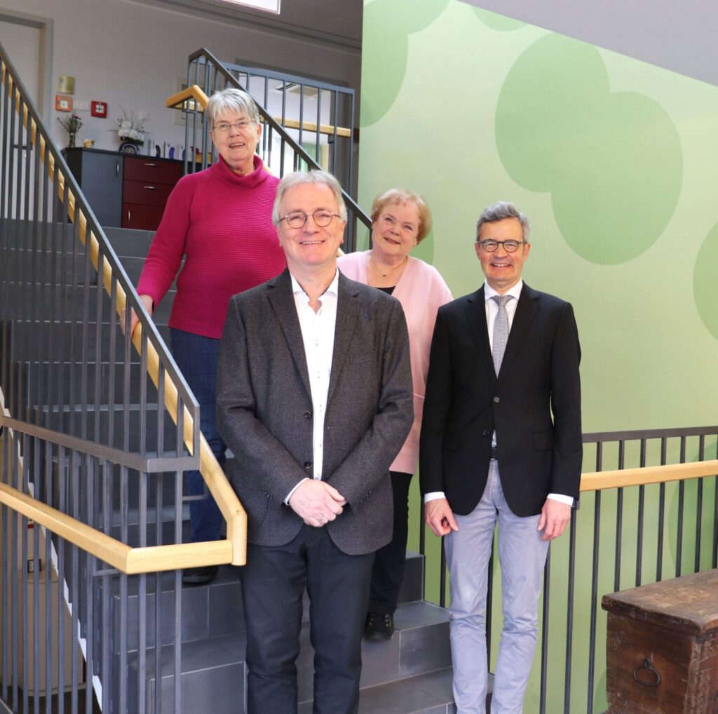 Das Gruppenbild von Vorstand. $ Personen stehen auf den Treppen. 2 Männer (Herr Reimer und Herr Börs) und 2 Frauen (Frau Reinhard und Frau Scharenberg)